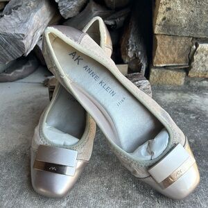 Ann‎ Klein iflex slip on gold comfort flat women’s shoes Sz-8M.   F